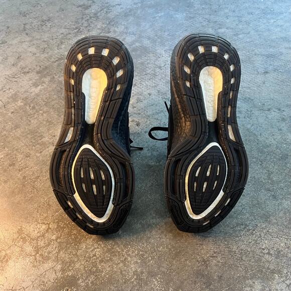 Adidas Ultraboost 22 Triple Black Running Shoes Women's 8.5 (Men's 7) GX5587 - Picture 9 of 10